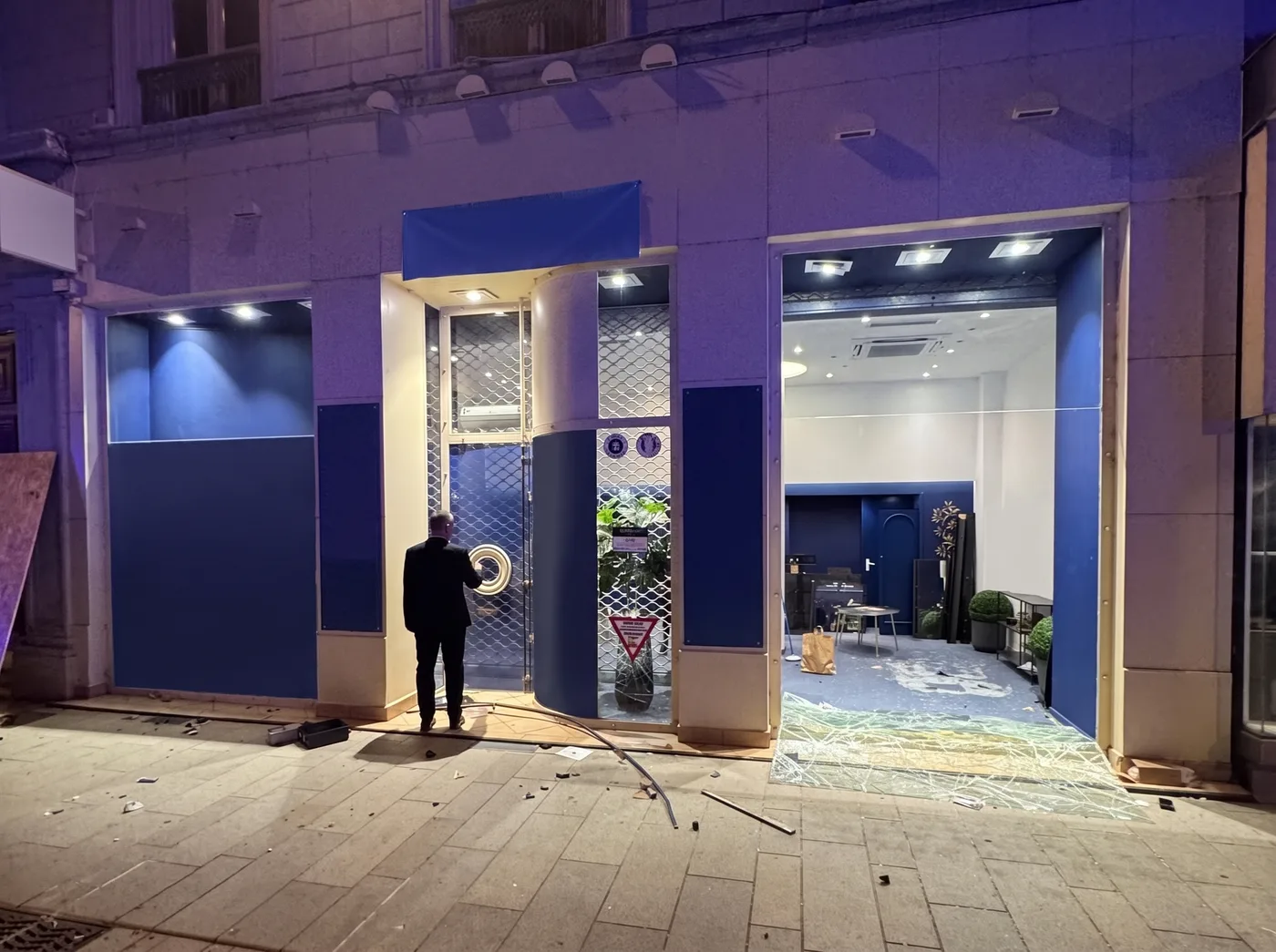 Premiers gestes à Chennevières-sur-Marne après une vitrine brisée Premiers gestes à Chennevières-sur-Marne après une vitrine brisée